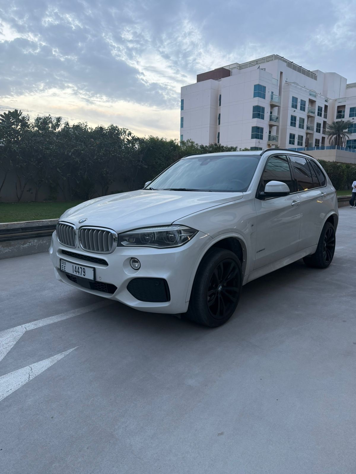 白色的 宝马 X5 M 比赛 2016 年
